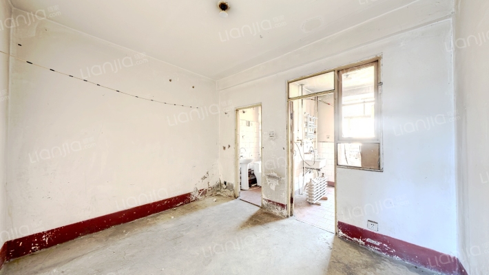 此房砖混结构，普通住宅，地理位置，交通便利。-餐厅