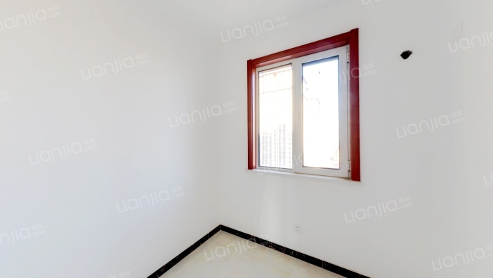 房本满二，南北通透精装修，带车库带地下室-卧室C