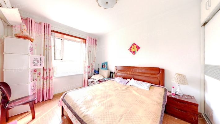 户型通透， 一梯两户， 交通便利-卧室A