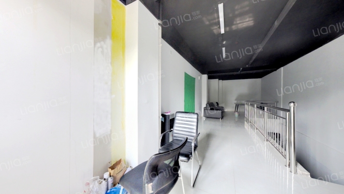 此房是临街商铺，上下两层有装修-卧室