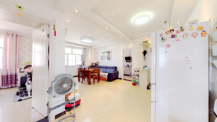 自住标准装修，家具家电都带，满二无尾款-客厅