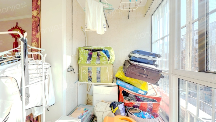 名流五六期集中供暖银四层，南北两居，自住精装-餐厅