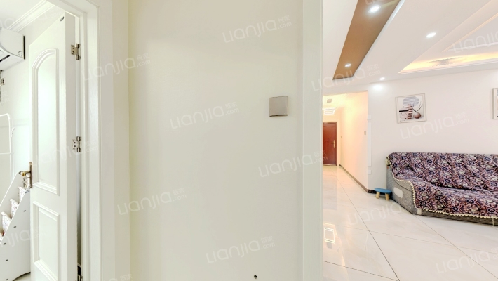 鸿坤理想湾静装修三居室，南北通透，拎包入住，有车位-客厅