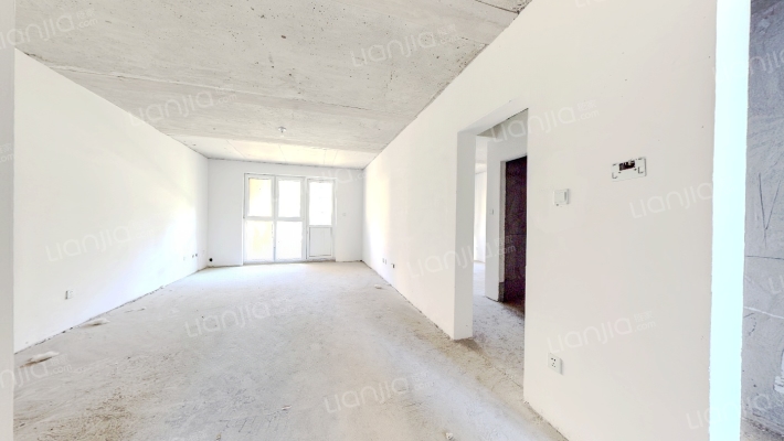 一梯两户 两居双卫洋房 贯穿大阳台 房本满二 带车位-客厅