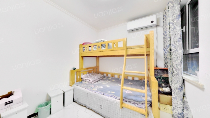 户型方正，朝南两居，采光充足，楼层好-卧室A