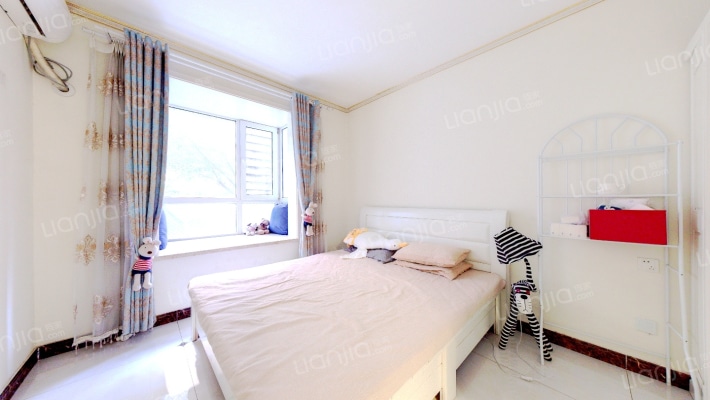 天地新城，一梯两户，通透两居，房本满二-卧室B