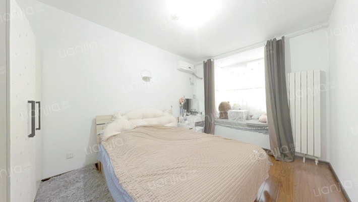 此房满五税费低，视野宽阔，全天采光-卧室B