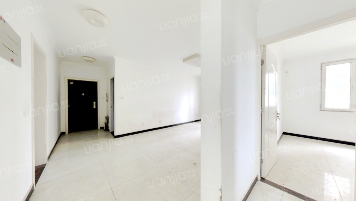 满二，三居室，集中供暖，采光好，优质房源！-客厅