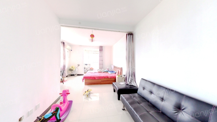 客厅两个窗户，采光好，房本满五唯一，税费低。精装修-卧室