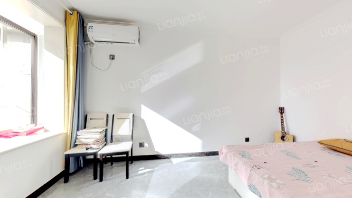 精装修，集中供暖，保利物业配套齐全-卧室A