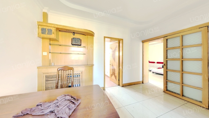 房子为70年大产权，此房满五唯一-餐厅