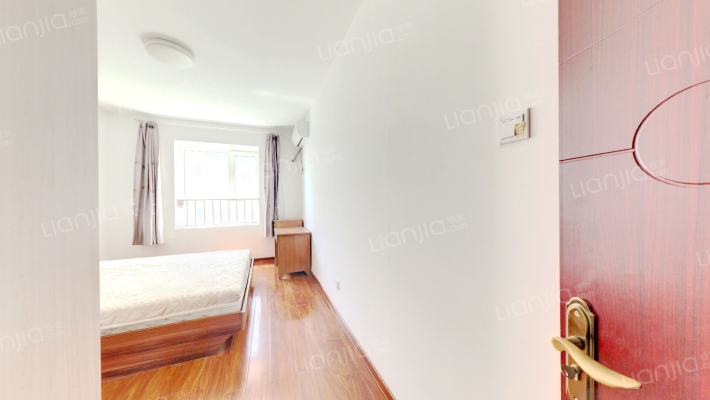 户型通透， 一梯两户， 交通便利。满五-卧室A