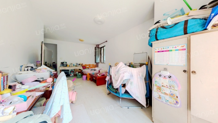 一层带花园 房本满2 出行方便，带装修，拎包入住-客厅