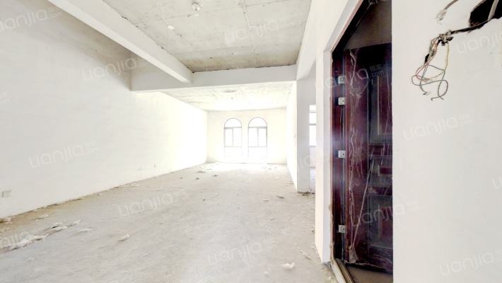 南北通透大四居，采光好，有大露台！-客厅