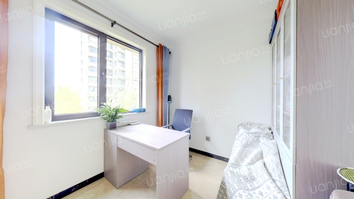 房子南北通透三居，房本满二，精装修。-卧室C