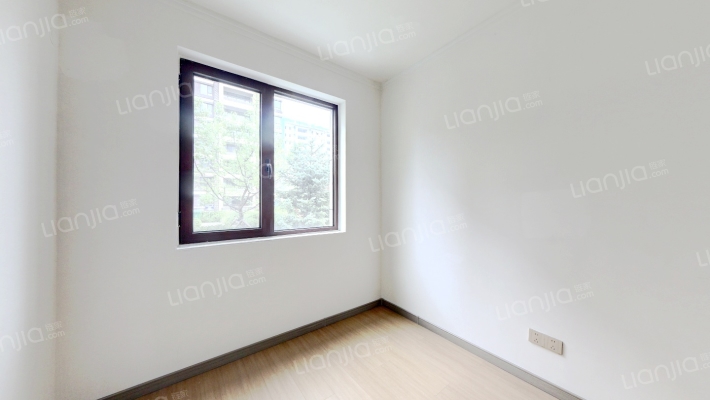 开发商自带装修， 南北通透三居 三面朝南  。-卧室A