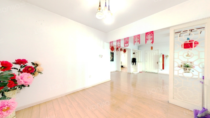 838沿线，精装修三居，中间楼层。房本满五税费低-餐厅