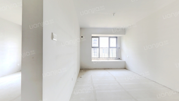 本房是经典的四叶草户型，房本满二南北三通透，双明卫-卧室B