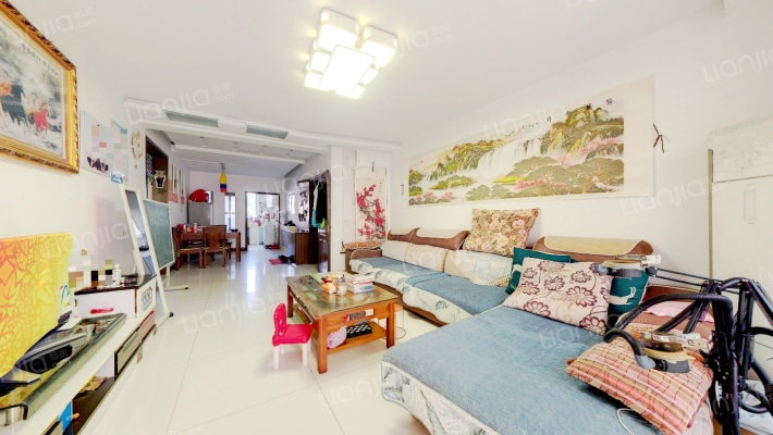 南北通透经典两室，视野开阔，无遮挡。-客厅