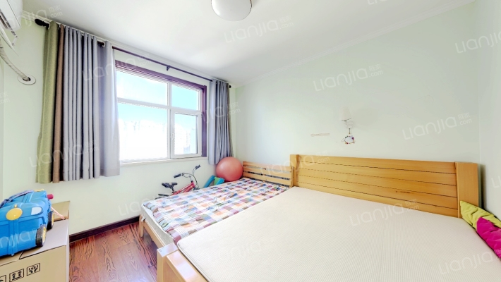 此房业主诚意出售，采光好，客厅朝阳，户型方正-卧室A