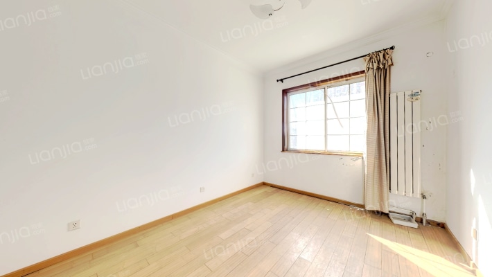 市区精装修的独栋别墅   带大院子-卧室E