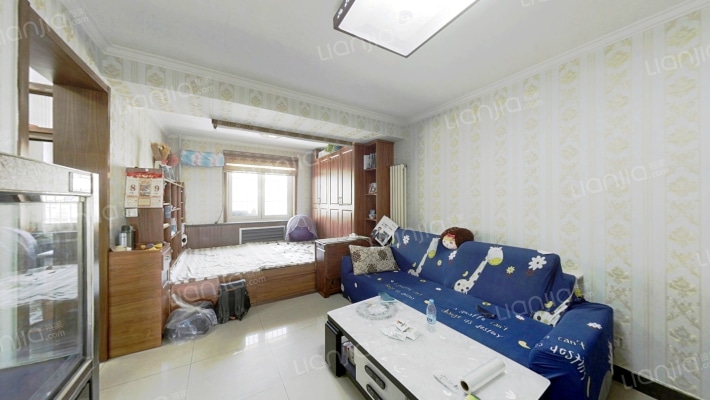 小区集中供暖，公摊面积低，免费停车。-客厅