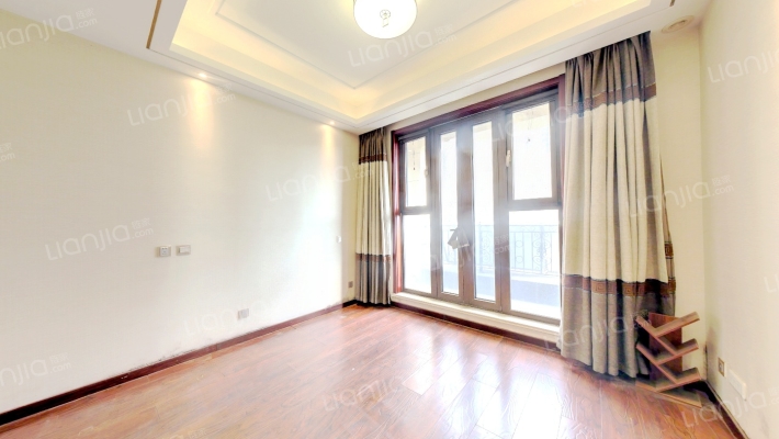 鸿坤理想湾下叠别墅，精装修，满五不唯一，诚意出售-卧室E