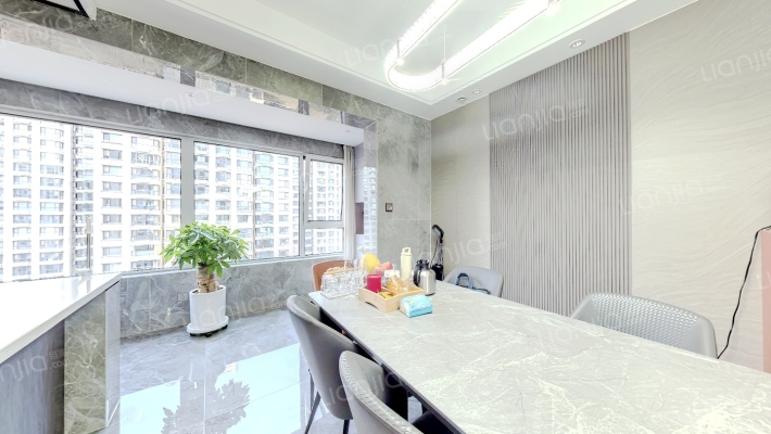 出门华阳路，老城区近二康医院，精装修南北大三居-餐厅