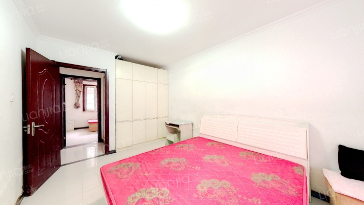 华阳路上电梯楼，精装修，房本满二-卧室C