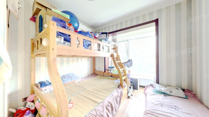 此房东南两居室，户型方正，配套齐全，出行方便。-卧室A