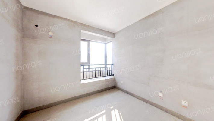 房子是南向两天居，毛坯房随意装修，房本満二-卧室B