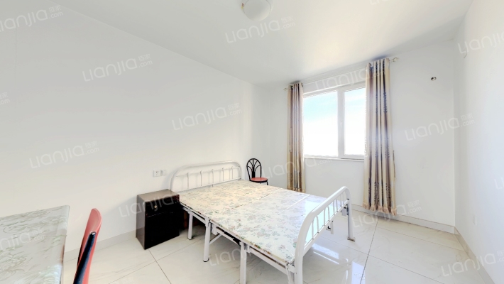 水岸花城 南北通透两居 中间楼层-卧室B