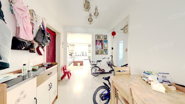 一层带小院，带地下室，带地下车位，简单装修。-餐厅