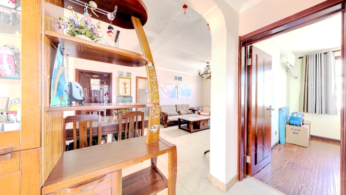 此房业主诚意出售，采光好，客厅朝阳，户型方正-客厅