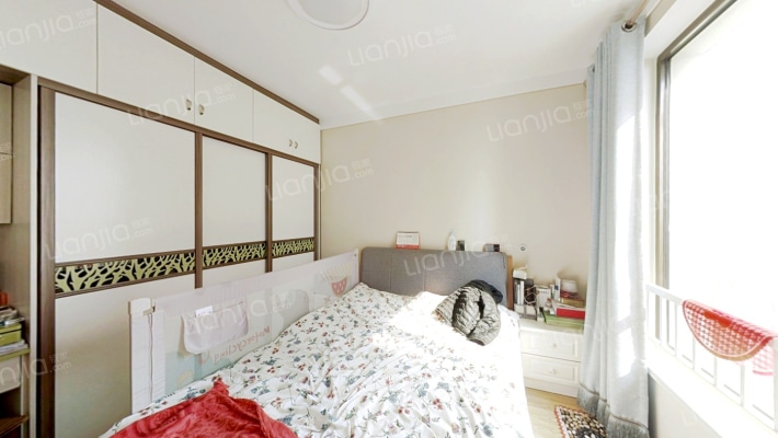 鸿坤理想湾全朝阳三居室，可贷款，证满二。-卧室C