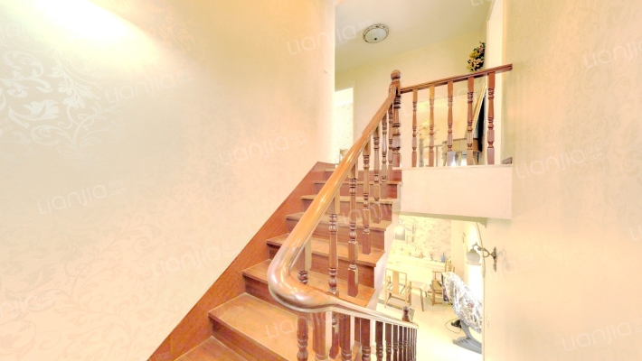 精装下叠，南入户，带南北的庭院-餐厅