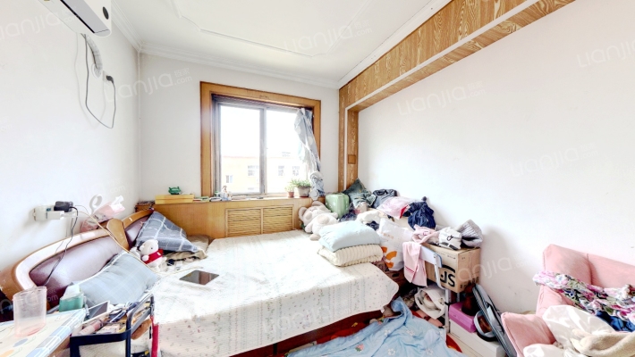 南北通透三居室，带简单装修，拎包入住。-卧室B