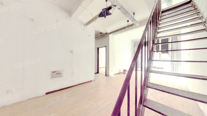 房子是四居室， 是一个下跃 ，南北通透-客厅A