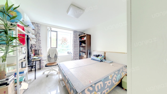 房子南北通透三居室，精装修，拎包入住，房本満二。-卧室B