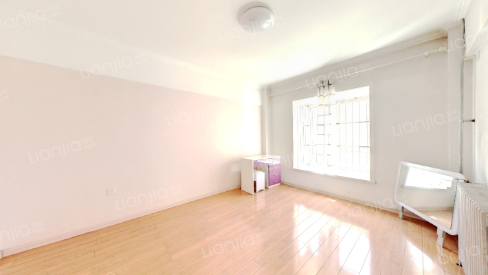 838沿线，精装修三居，中间楼层。房本满五税费低-卧室A