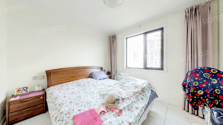 高铁旁，南北通透大三居，双卫，精装，拎包入住-卧室A