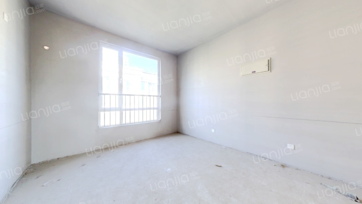 此房满五唯一，有车位，有两个露台，看房方便，采光好-餐厅