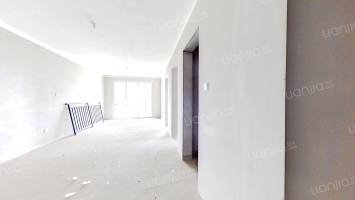 业主诚意出售，房本满二，户型方正-客厅