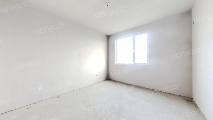 此房满五唯一，三跃四层叠拼，毛坯房，有车位-卧室E