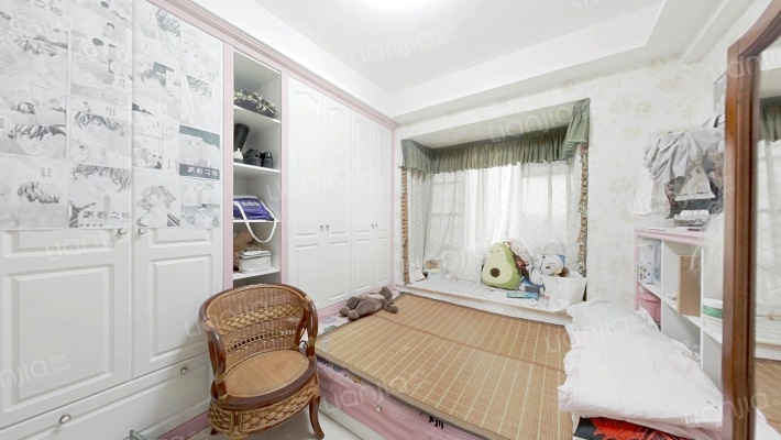 爱加西西里 户型方正 通透视野 自住装修 随时可看房-卧室B