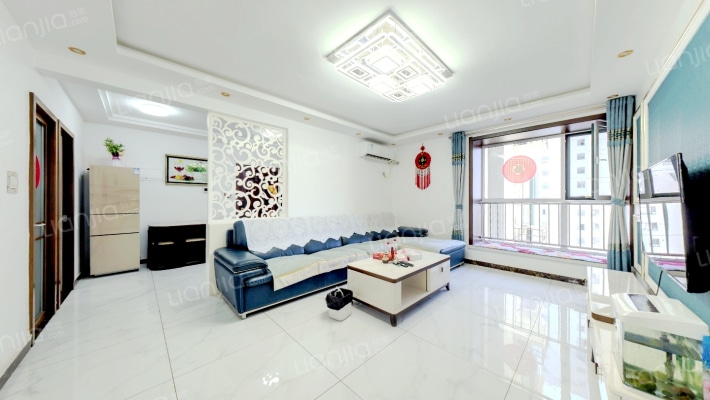 此房中间楼层的采光好， 精装修产证已满二年-客厅