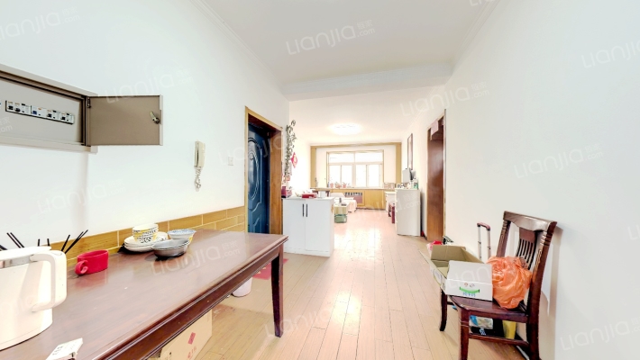 天龙小区  带20平地下室  满五  ；楼层二层-餐厅