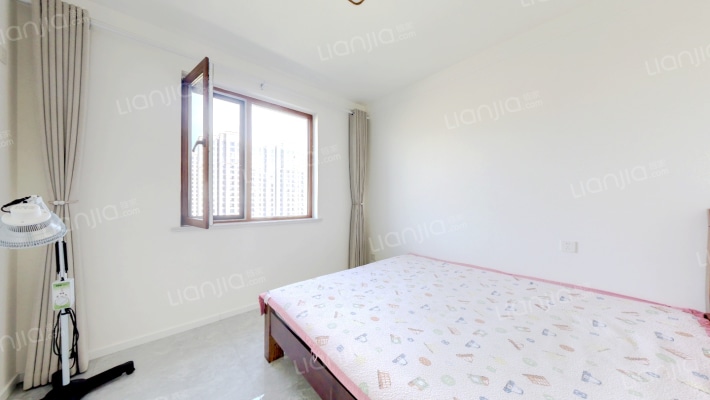 精装修，业主自主一年，保养好，可当新房入住-卧室B