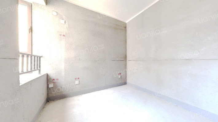 房子属于朝南两居毛坯房中间楼层-卧室A