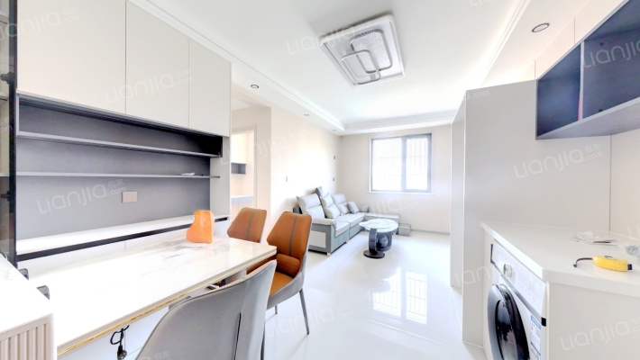 此房是新证，业主包满二过户，精装修，可拎包入住。-客厅